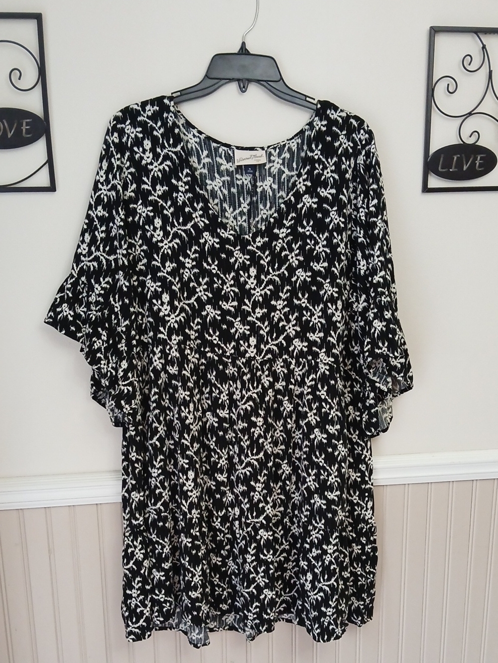 Universal Thread Black & White Floral V-Neck Dress
